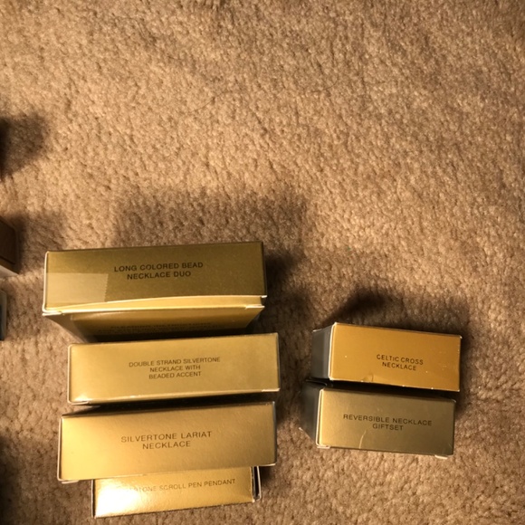 Lot of 38 Avon necklaces.  All in original box. - Picture 5 of 10